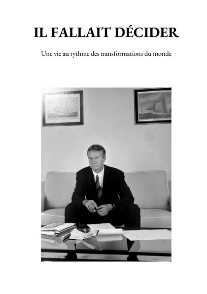 Couverture du livre Il fallait décider : le titre, le sous-titre et une photographie en noir et blanc de Norbert Miconnet assis à son bureau